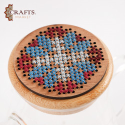 إبريق زجاجي بغطاء خشبي مطرز عليه يدوياً إبريق زجاجي بغطاء خشبي مطرز عليه يدوياً