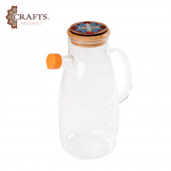 إبريق زجاجي بغطاء خشبي مطرز عليه يدوياً