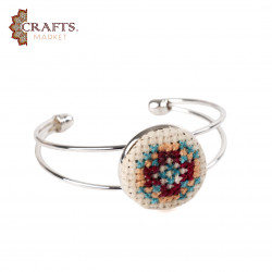 إسوارة من المعدن والقماش المطرز  يدوياً 