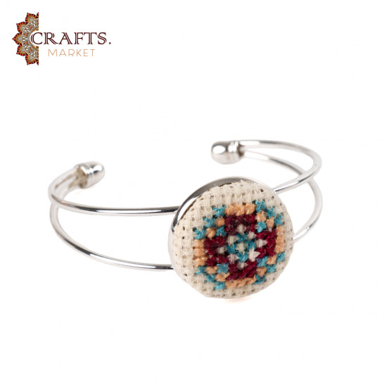 إسوارة من المعدن والقماش المطرز يدوياً إسوارة من المعدن والقماش المطرز يدوياً