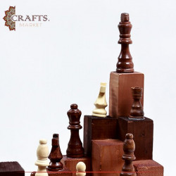 ديكور طاولة من الخشب صنع يدوي بتصميم مستوحى من الشطرنج