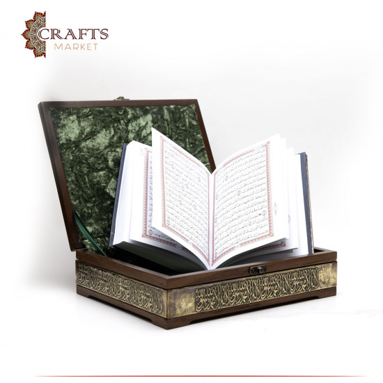 صندوق خشبي فاخر مزين بالنحاس يحتوي على القرآن الكريم