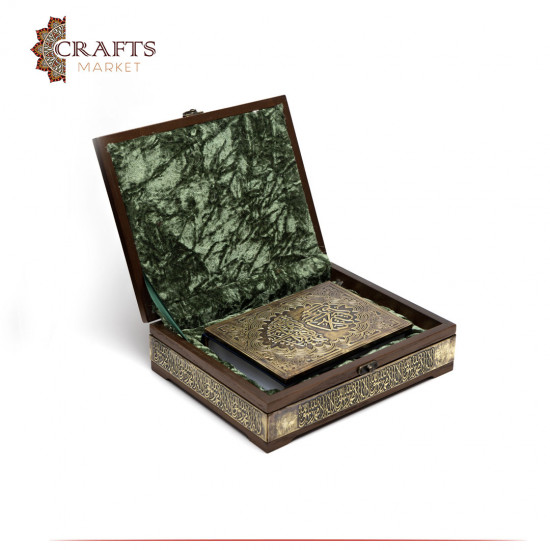 صندوق خشبي فاخر مزين بالنحاس يحتوي على القرآن الكريم