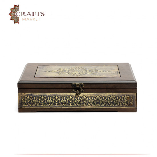 صندوق خشبي مزين بالنحاس بنقوشات اسلامية