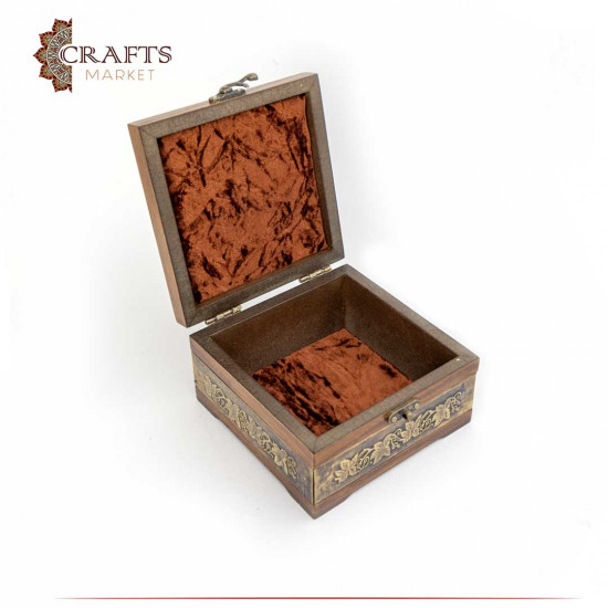 صندوق خشبي صغير مزين بالنحاس بتصميم الدلة وفناجين القهوة