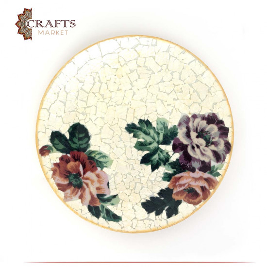 Decorative plate made of eggshells