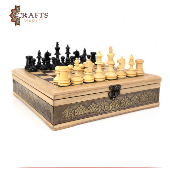 صندوق من الخشب بتصميم لعبة الشطرنج