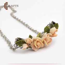 Metal necklace with roses