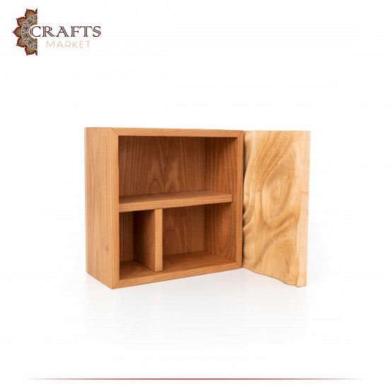 صندوق خشبي مصنوع يدوياً باللون البني الفاتح بتصميم الأمواج