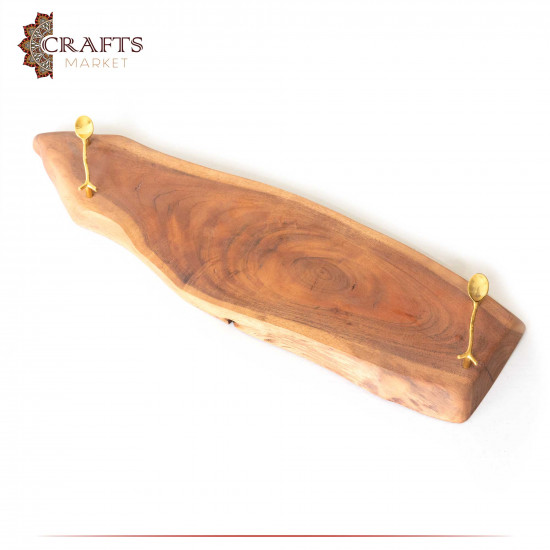 لوح تقديم مصنوع يدوياً من خشب الأكاسيا مزينة يدوياً بتصميم خلاب
