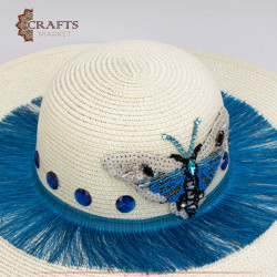 قبعة من القش مصنوعة يدوياً لون بيج بتصميم فراشه