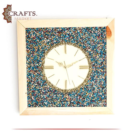 ساعة حائط خشبية مصنوعة يدوياً بالوان متعددة 
