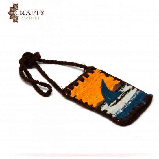 حقيبة صغيرة من الصوف متعددة الألوان مصنوعة يدويا بتصميم مستوحى من العقبة